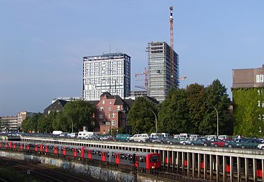 011_14845 Blick ber die Bahngleise am Berliner Tor; im Bildzentrum die Hauptfeuerwache, dahinter die Baustelle am ehem. Polizeihochhaus 