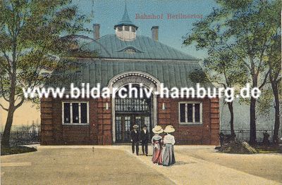 011_14848 historisches Bahnhofsgebude am Berlinertor; Mann mit Strohhut, zwei Frauen mit grossen Hten. (ca. 1912)  