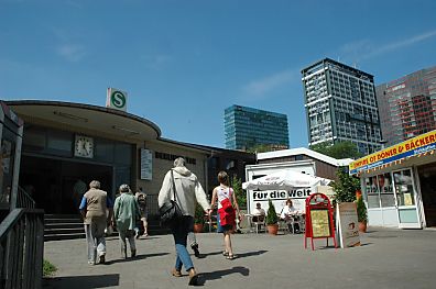 011_14850 Fahrgste gehen von der Brgerweide zum Eingang der Haltestelle; re. im Hintergrund die Hochhuser vom Berliner Tor Zentrum. 