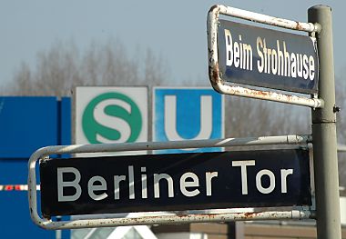 011_14851 Strassenschilder Berliner Tor, Beim Strohhause; im Hintergrund die Hinweisschilder fr die S-Bahn / U-Bahn.