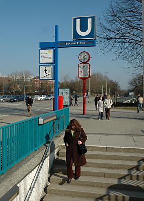 011_14853 Treppen zum unterirdischen Haltestelle am Berliner Tor - im Hintergrund eine ffentliche Uhr / Strassenuhr.