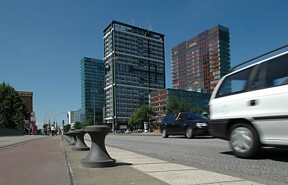 011_14855 Blick auf das  Berliner Tor Zentrum, lks. der Eingang zur Haltestelle.