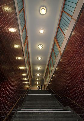011_15338 Treppenaufgang zum Bahnsteig; Kacheln, Deckenbeleuchtung.