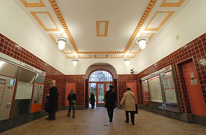 011_15340 restaurierter und farbig abgesetzter Deckenstuck; Eingangstr und Fahrkartenautomaten in der Eingangshalle der Station Ohlstedt. 