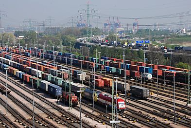 011_15555 Blick ber die Gleisanlagen des Gterbahnhof zu Autobahn A7 Hhe Waltershof.