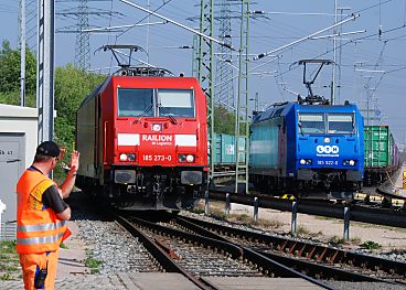 011_15562 ein Bahnhofsarbeiter mit Signalweste grsst den Lokfhrer.