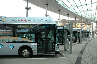 011_15362 - moderne Wasserstoffbusse stehen in ihren Haltebuchten; im Hintergrund das Museum fr Kunst und Gewerbe. 