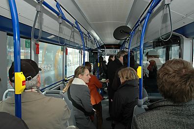 011_15363 - Innenansicht eines Wasserstoffbus des Hamburger Nahverkehrs und seine Fahrgste.
