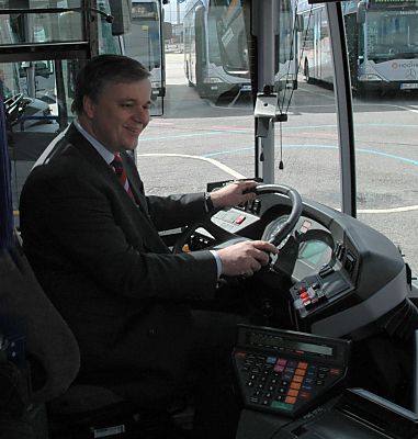 011_15364 - der (ehem.) Senator fr Stadtentwicklung und Umwelt Dr. Michael Freytag an dem Steuer von einem Autobus. 