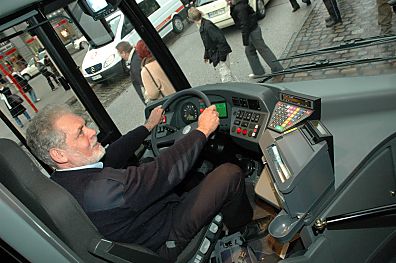 011_15367 - Fahrer und Cockpit vom Doppel- Gelenkbus.