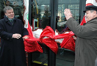 011_15369 - der (ehem.) Senator fr Stadt- entwicklung und Umwelt Dr. Michael Freytag und der Vorstandsvorsitzende der Hamburger Hochbahn Gnter Elste ffnen die rote Schleife zur bergabe vom neuen Doppel-Gelenkbus. 