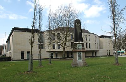 J. G. Bsch - Denkmal am Universtitsgebude