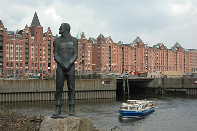 011_14058 - Denkmal Claus Störtebeker, im Hintergrund Lagerhäuser der Hamburger Speicherstadt.