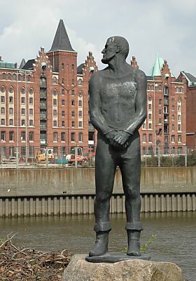 011_14062 - Bronzeskulptur fr Claus Strtebeker und Godeke Michel auf dem Grasbrook/ Speicherstadt. 
