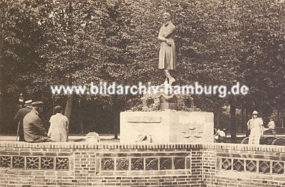 02_08022 - Heinrich Heine Denkmal im Hamburg - Winterhude Stadtpark (ca. 1926). (Bildhauer Hugo Lederer). Die Skulptur wurde 1933 von den Nazis niedergerissen und eingeschmolzen.
