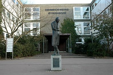 02_08024 - Skulptur Heinrich Heine vor dem Heinrich-Heine-Gymnasium in Hamburg Poppenbttel.