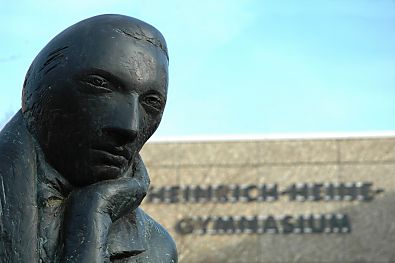 02_08026 -  Tafelinschrift der Skulptur: Heinrich Heine 1797 - 1856, Vorstufe zur groen Heinefigur des Heinedenkmals auf dem Hamburger Rathausmarkt; geschaffen 1981 von Waldemar Otto. Geschenk der Agnes-Grfe- Stiftung an das Heinrich-Heine-Gymnasium im Jahr 2000