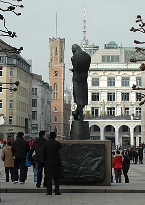 02_08025 - Heinrich Heine Skulptur mit Sockel. 1982 aufgestellt; Bildhauer Waldemar Otto. 