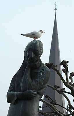 02_08027 - Heinrich Heine in nachdenklicher Pose; die Mwe auch - im Hintergrund der Kirchturm der St. Petrikirche.