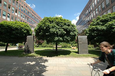 011_14227 - Blick von der Ludwig-Erhard-Strasse auf das Denkmal Mendelssohn Bartholdy.