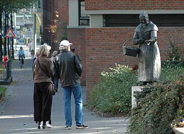 011_14603 - Hamburg Touristen betrachten die Zitronenjette