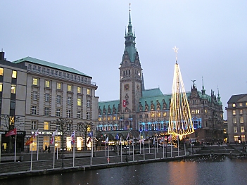 011_14727 Weihnachtsmarkt auf dem Rathausmarkt; ein Lichterbaum ist aufgestellt.