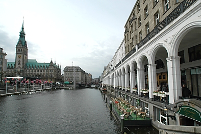 011_14729 Blick ber die Kleine Alster; re. die Alsterarkaden eim Bildzentrum die Schleusenbrcke.