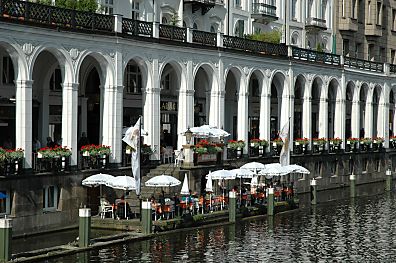 011_14732 WRestaurant mit Sonnenschirmen auf dem Wasser unter den Rundbgen der Alsterarkaden