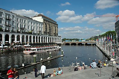 011_14734 Ein Alsterschiff fhrt ber die Kleine Alster Richtung Reesendammbrcke.