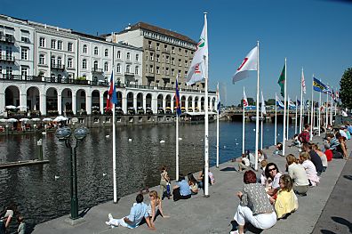 011_14735 Hamburg Touristen sitzen auf den Stufen am Wasser und geniessen die Sonne. 