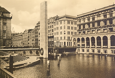 011_14736 Denkmal mit Krnzen ca. 1932. 