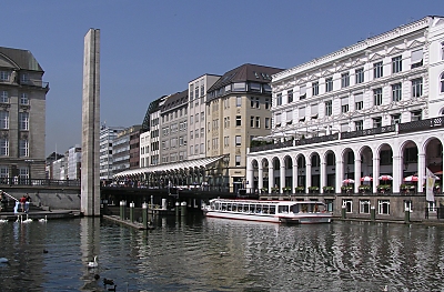 011_14737 ein Alsterschiff fhrt zur Kanalrundfahrt Richtung Schleuse unter der Schleusenbrcke. 