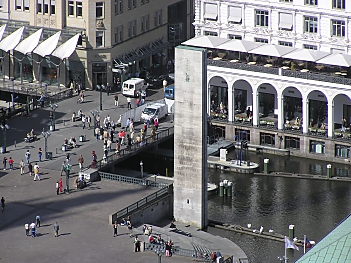 011_14738 Luftaufnahme vom Denkmal an der Kleinen Alster - lks. die Schleusenbrcke.