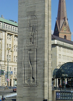 011_14739 Barlach Relief "Trauernde Mutter mit Kind" im Hintergrund die Petrikirche