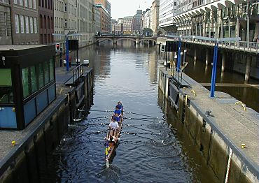 011_14742 Bein Ruderboot fhrt aus der Schleuse in das Alsterfleet.