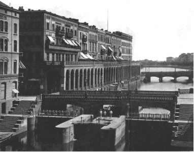 011_14743 Ansicht der historischen Rathausschleuse; lks. und re. fhrten damals breiten Treppen zum Fleet (ca. 1890). 