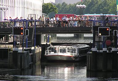 011_14744 ein Schiff der Alsterflotte verlässt die Schleuse und startet seine Fleetrundfahrt; die Boote sind sehr niedrig gebaut, damit unter den Hamburger Brücken hindurch fahren können.