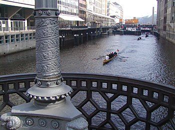 011_14746 Ruderboote auf dem Fleet; im Vordergrund das Gelnder und die Kandelaber auf der Adolphsbrcke. 