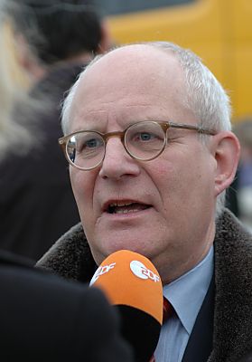 04_23148 Hamburgs Wirtschafts- senator Gunnar Uldall anlsslich vom 'ersten Spatenstich' zur Landebahnverlngerung des Flugzeugherstellers Airbus in Hamburg Finkenwerder.
