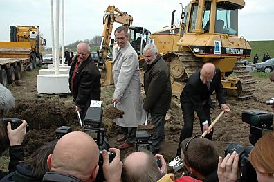 04_23165 der symbolische "erste Spatenstich"  fr die Verlngerung der lange von den Anwohnern und Bauern bekmpfte Airbus - Landebahn - im Hintergrund Planierraupe, Bagger und Tieflader.