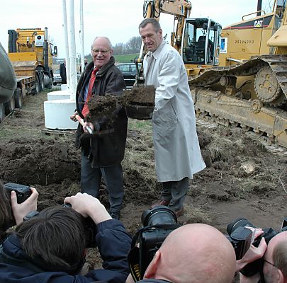 04_23166 Gerhard Puttfarcken und Senator Uldall schaufeln fr die Presse.