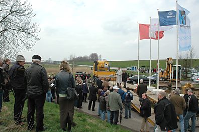 04_23168 Veranstaltung zum Beginn der Verlngerung der Airbus- Startbahn. Puttfarcken und Uldall halten ihre Rede von einem Tieflader.