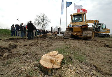 04_23169 Bagger beginnen auf dem Gelnde der zuknftigen Landebahn mit Erdbewegungen; ein erster Baum wurde hierfr gefllt.