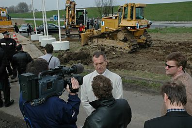 04_23170 Airbuschef Puttfarcken gibt ein Fernsehinterview; Maschinen auf der Wiese.