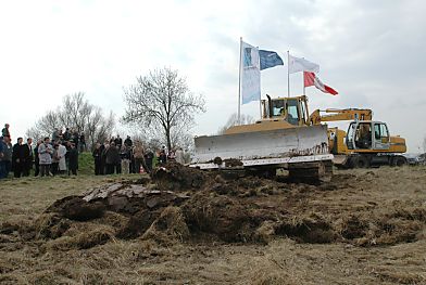 04_23171 eine Planierraupe schiebt Erde zusammen.