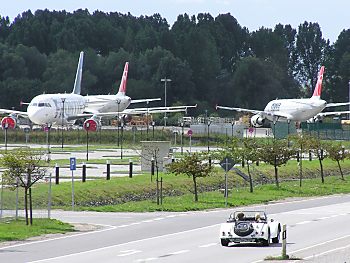 04_23177 Flugzeuge und ein Caprio - Oldtimer. 