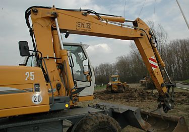 04_23186 Bagger stehen bereit, ihre Arbeit zu beginnen. 