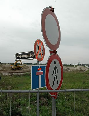 011_14813 Strassenschild Rosengarten - die Strasse ist fr Fussgnger und den Autoverkehr gesperrt; im Hintergrund ein Bagger bei der Arbeit.