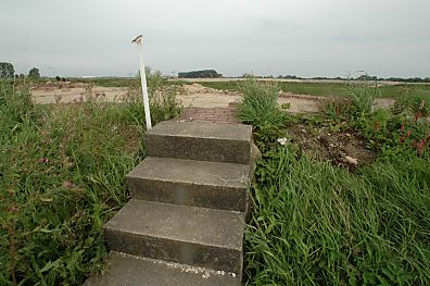 011_14814 die Treppe an dem Deich endet im Nichts; das dazu gehrige Haus ist abgerissen; der Blick fhrt auf die Baustelle fr die Erweiterung der Airbus Landebahn