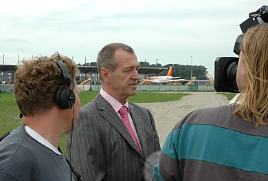 011_148231 Gerhard Puttfarcken, Vorsitzender der Geschftsfhrung Airbus Deutschland GmbH bei einem Fernsehinterview.